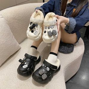 Nuevos zapatos con agujeros de felpa de dibujos animados para prendas de vestir femeninas otoño invierno coreano suela gruesa pies sensación Baotou zapatillas de algodón cálidas 231007