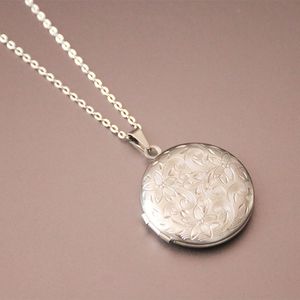 Nouveaux motifs de fleurs sculptées ronde cadre photo pendentif collier en acier inoxydable breloques médaillon colliers femmes hommes mode bijoux commémoratifs