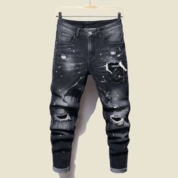 Nieuwe casual jeans met gescheurd gat voor heren Verfstippen Inktspatten Zacht katoen Hoge elastische lederen label Zwart grijze slanke broek