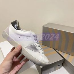 Nouvelle chaussure de chaussure décontractée chaussure de luxe en daim Walk Mens Womens Sneaker Taille 35-44 Flat Golden White Girl Designer Cuir Low Tennis Chaussures Loafer Sports Trainer Hike Shoe T58