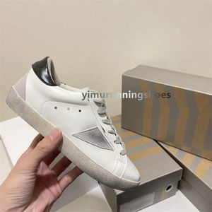 Nouvelle chaussure de chaussure décontractée Chaussure de luxe en daim Walk Mens Womens Sneaker Taille 35-44 Flat Golden White Girl Designer Cuir Low Tennis Chaussures Mobord Trainer Sports Trainer Shoe C1