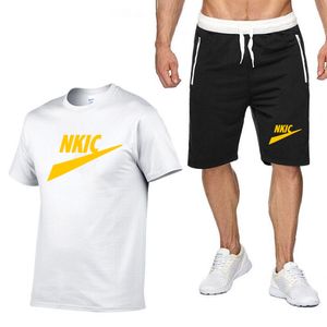 Nieuwe casual zomerheren tracksuits solide 2 -delige sets heren los tracksuit mode jogger sportpak korte mouw shorts sets merk logo print