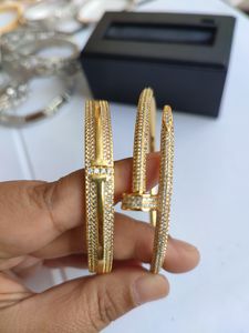 Nuevas pulseras de brazalete con dijes, pulsera de oro de diseñador para mujer, pulsera de perforación completa, joyería fina de diseñador, juego de plata para mujer, pareja de diamantes, cadenas de joyas, regalos de fiesta