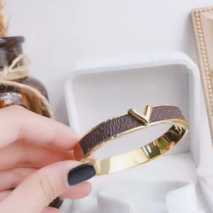 Nieuwe charme armband Designer Neutraal Leather 18K vergulde armband Rooster Letter Metal PU Fashion Hip-Hop Bracelet Hoogwaardige partij Gift S064