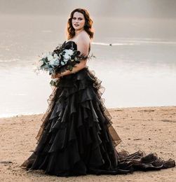 Nouvelles robes de mariée noires gothiques bon marché une ligne chérie sumoux de plage d'été Organza Boho Roufles à la longueur du sol