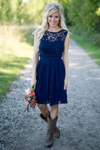 Nieuwe Goedkope Navy Blauw Een Lijn Bruidsmeisjes Jurken Chiffon Juweel Hals Land Tuin Kant Illusion Korte Homecoming Party Wedding Gastenjurken