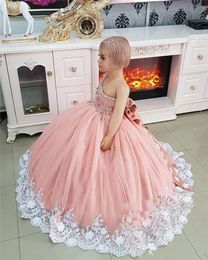 Nieuwe goedkope roze schattige bloemenmeisjes jurken voor bruiloften Een schouder Witte kanten kristallen kralen buiging verjaardag kinderen meisje optocht jurken