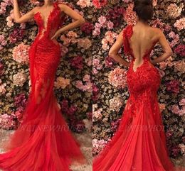 Nieuwe goedkope sexy rood zeemeermin prom jurken illusie een schouderkant applique kristal kralen tule tule aangepaste pure achterkant formele avondjurken