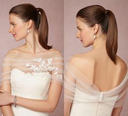 Nieuwe goedkope Simple Bridal Bolero Jas Wraps White Ivory Off Shoulder Lace Applicaties Tulle Illusion Button Back Formal Bridal Wraps Plus Size