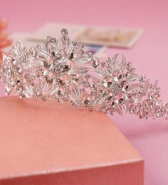 Nieuwe goedkoopste kronen haaraccessoire Rhinestone Jewels Pretty Crown zonder kam Tiara Hairband Bling Bling Wedding Accessories LY184608426