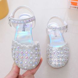 Nieuwe kinderen Princess Baby Girls Flat Hollow Crystal Leather Sandals Fashion Softs Soft Kids Dance Party Sparkly Shoes L2405 L2405