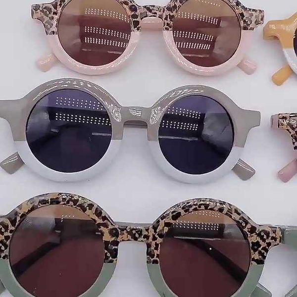 Nuevas gafas de sol de franjas de diferente color para niños, gafas de sol modernas y bonitas con dibujos animados, protección solar para niños y niñas, tendencia