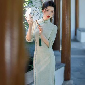 Nouveau style chinois en dentelle verte Cheongsam 2023 Nouvelle jeune fille robe améliorée avec une fente basse