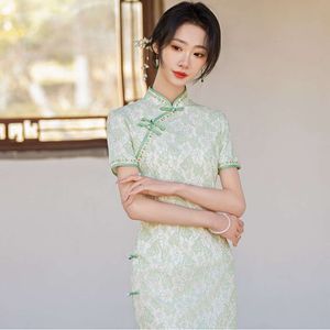 Nouveau style chinois en dentelle verte Cheongsam 2024 Nouveau tempérament jeune fille améliorée robe basse été à la fente