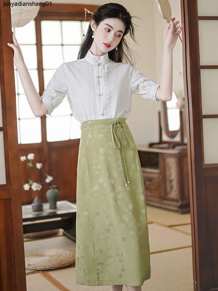 Nouveaux vêtements pour femmes chinoises avec des éléments pour les déplacements quotidiens, haut à manches courtes, chemise blanche d'été, ensemble jupe avec visage de cheval assorti, style fin