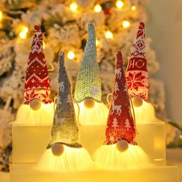 Nieuwe dagelijkse kerstbenodigdheden met verlichting, gloed, gezichtsloze oudere boswachterhanger, kerstboomdecoratie rekwisieten