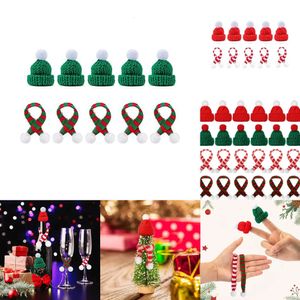 Nouvelles fournitures de jouets de Noël 10 pièces mini chapeau à tricoter de noël mini écharpe écharpe en laine tricotée mini chapeau de père Noël pour accessoires de cheveux bricolage artisanat décor de fête de noël