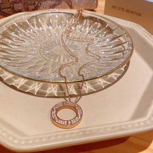 Nouveaux colliers de design classiques Collier de diamant complet de luxe Rose Rose Gold Circle Lovers avec chariot Collier d'origine
