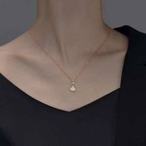Nouveau collier classique Fan S Sier avec chaîne de collier polyvalent féminin tendance
