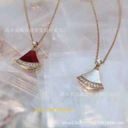 Nouveau collier de pendentif de la mode classique Colliers de petite jupe pour femmes incrustées de fritillaria naturel agate et chalcédoine