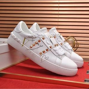 Nieuwe klassieke mode casual schoenen patchwork trendy sneakers dames punk klinknagel low-top heren lederen skateboard sportschoen