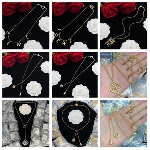 Nouveaux colliers de pendentif de mode classiques pour femmes Collier de couloir à feuilles de feuilles élégantes