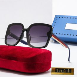Nouveaux lunettes de soleil de créateur rétro classiques de mode de mode de mode UV400 CEPELASSES CASUSEMENTS pour les femmes 005