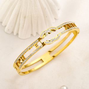 Nouveaux bracelets de style classique femmes bracelet de luxe évider bijoux de créateur plaqué or 18 carats en acier inoxydable bracelets d'amoureux bracelet en or rose 2370