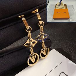 Nouveau conception de boucles d'oreilles à chaîne de trèfle pour femmes boutiques de charme boules d'oreilles marques designer d'automne d'automne de luxe exquis et boucles d'oreilles d'anniversaire avec boîte