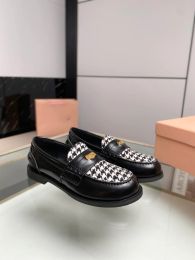 Nouvelles chaussures de créateurs de couleur mocassins de mode femmes mocassins ivoire noir abricot chaussures d'abeille chaussures en cuir de veau classiques chaussures décontractées chaussures en cuir de style chaussures d'usine supérieures