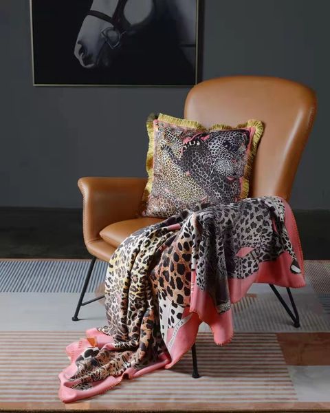 NOUVELLE couleur cadeau imprimé léopard couvertures et coussins grande taille 5555 cm coussin TOP qualité couvertures GIRL velours maison canapé couverture