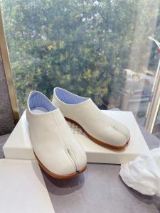 Nieuwe kleur MM6 Klassieke luxe Tabi Lace up Babouches Designer Madison Margiela Heren en Dames Derma Loafers Factory Shoes7