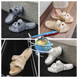 Nuevas zapatillas de calavera creativa Men zapatillas Sandalias de playa al aire libre Toboganes para interiores sin deslizamiento Tobogán parejas de parejas Tamaño gai 40-45