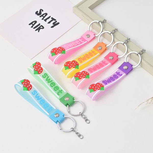 Nouveau créatif fraise porte-clés femmes anglais Alphabet souple PVC caoutchouc corde voiture porte-clés fille poupée sac suspendus accessoires