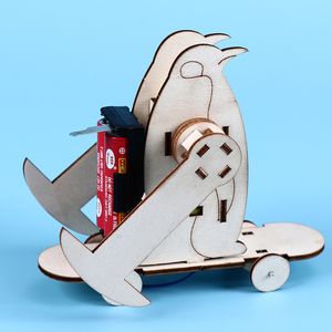 Nieuwe creatieve studenten maken hun eigen doe-het-zelf-invention skateboard pinguïn met de hand geassembleerde materiaalpuzzelspeelgoedwetenschap