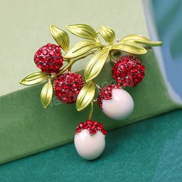 Nieuwe Creatieve Vrouwen Mannen Klassieke Litchi Broches Pins Plant Fruit Prachtige Design Sieraden Voor Lady Party Bruiloft