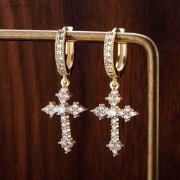 NIEUWE CROSSE -OORRINGEN Stud voor vrouwen Iced Cubic Zirconia sieraden Hip Hop Simple Fashion Diamond Earring Party cadeau
