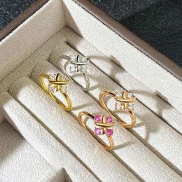 Nouvelle anneau de trèfle Lucky Cross pour femmes High Edition 4 Diamond Zircon Fashion X Letter V Gold Ring Luxury et Simple Design Taille 5/6/7/8/9