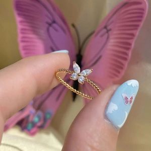 Nuevos anillos de mariposa de cristal para mujer, diseño de nicho, anillo de bola de fiesta de cumpleaños versátil para mujer, joyería al por mayor, ventas directas