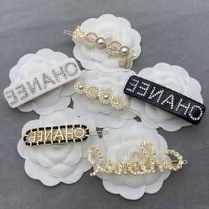 New Crystal Pearl Letters Femmes Coiffes Clips Barrettes Charme Lady Classic Designer Hair Jewelry Fashion Accessoires