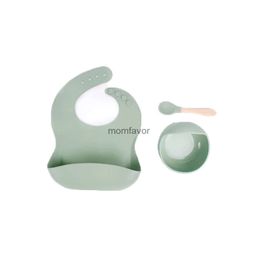 Nuove tazze Piatti Utensili 3 pezzi Set da tavola in silicone per bambini Silicone per uso alimentare Ventosa Ciotola Bavaglino Manico in legno Cucchiaio Set Piatti antiscivolo per bambini