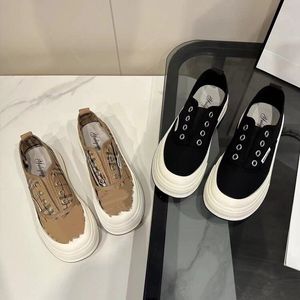 Nuevos zapatos casuales para mujer Diseñador de lujo Zapatillas de pasarela de moda Color de costura Mocasines bajos Zapatilla de deporte transpirable de arcilla de cuero