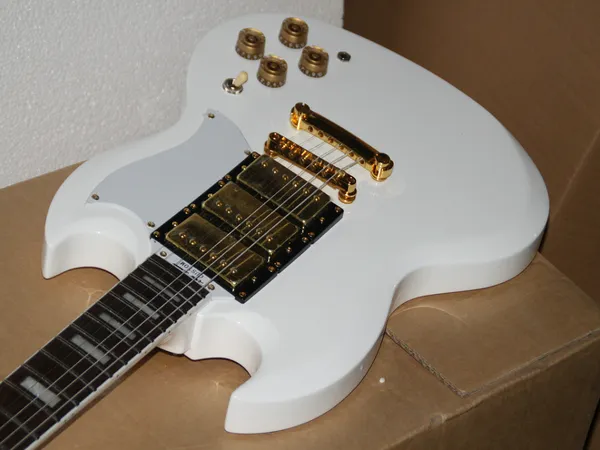 Nueva guitarra eléctrica de caoba blanca personalizada 3 pastillas Guitarra china Envío gratis (acepte cualquier color personalizado)