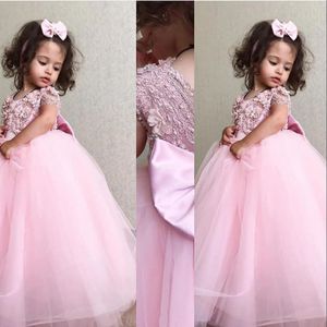 Nieuwe schattige goedkope roze prinses Pageant -jurken juweel nek tule kanten appliques parels boog korte mouwen kinderen bruiloft bloemenmeisjes jurk