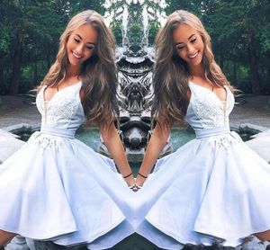 Sexy schattig licht hemel blauw afstuderen homecoming jurken v hals kant applique ruches korte prom dress cocktail party jurken op maat gemaakt