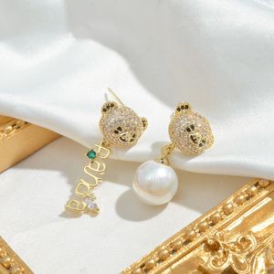 Nieuwe schattige S925 zilveren naald asymmetrische panda bengelen oorbellen vrouwen microset zirkoon vergulde 18k gouden letter parel oorbellen sieraden