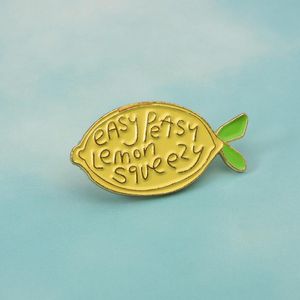 Nuevo lindo broche de fruta de limón amarillo fácilmente limón limón apretado amarillo limón alfilador de alfombra de esmalte brillante broches de la solapa de mochila