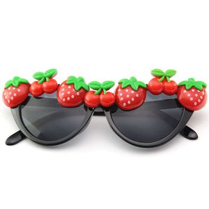 Nuevas gafas de sol decorativas de estilo hawaiano con forma de ojo de gato y fresa para fiesta de baile