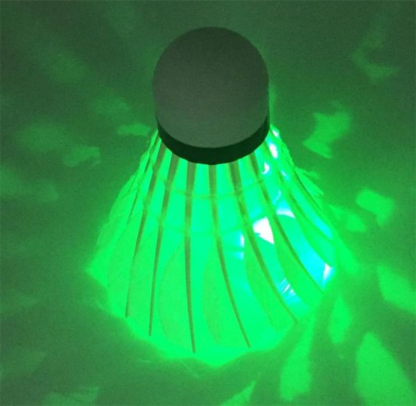 Nouvelle nuit sombre LED volant de badminton birdies éclairage badminton vert lampe de poche nouveauté éclairage coloré badminton lumière wei4649964