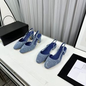 Nuevo Denim Slingback Sandalias gruesas Suela de cuero Bloque grueso Tacones Pisos Sandalia Punta redonda Diseñadores de lujo para mujer Vestido Zapatos de noche Sandalia de oficina Calzado de fábrica